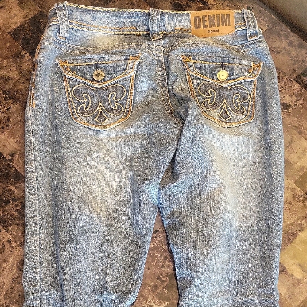 Light Blue Ankle Cropped Jeans with Distressed Look